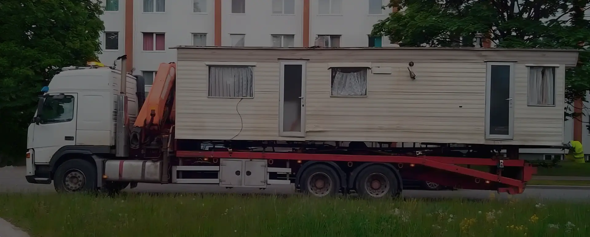 Получить онлайн цены на доставку низким тралом дом вагона в поселке Краснооктябрьский (Южный округ - Республика Адыгея) на сайте самостоятельно