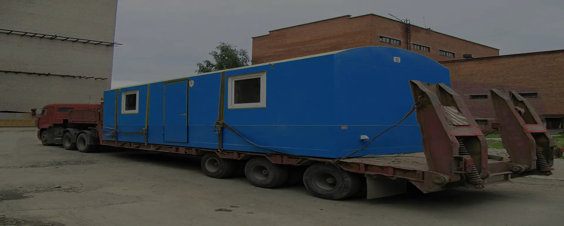 Заказать безопасную и качественную перевозку вагон домов и блок комнат по России из Краснооктябрьского специализированными низкорамными тралами